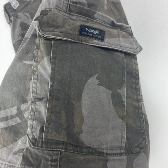 Wrangler Relaxed Fit Camo Cargo Shorts Size 30 Cotton Spandex Blend - Picture 3 of 10